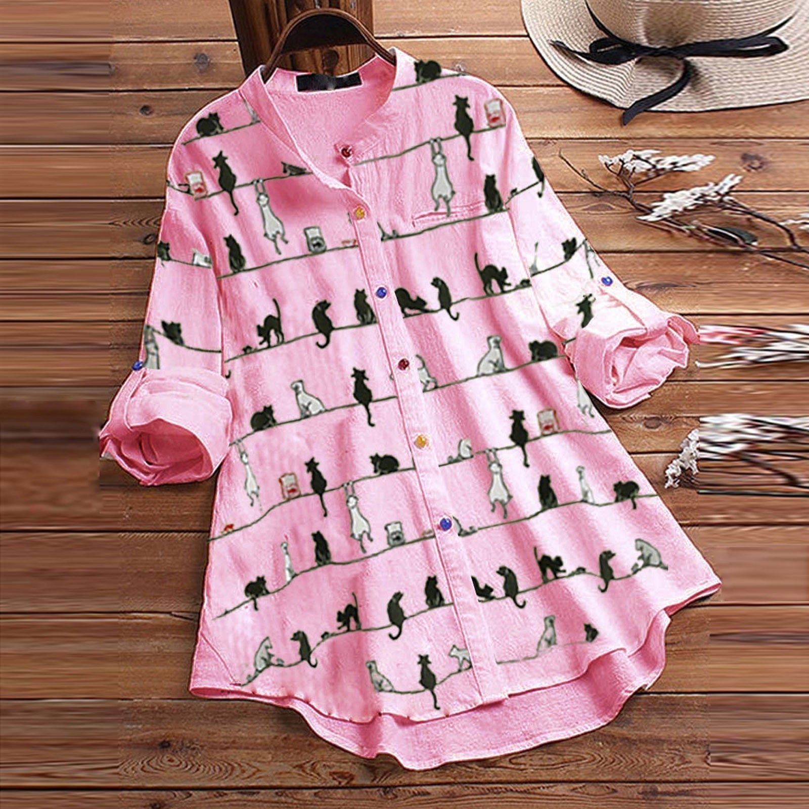 Lichte damesblouse met kattenmotief en knoopsluiting – Kaja