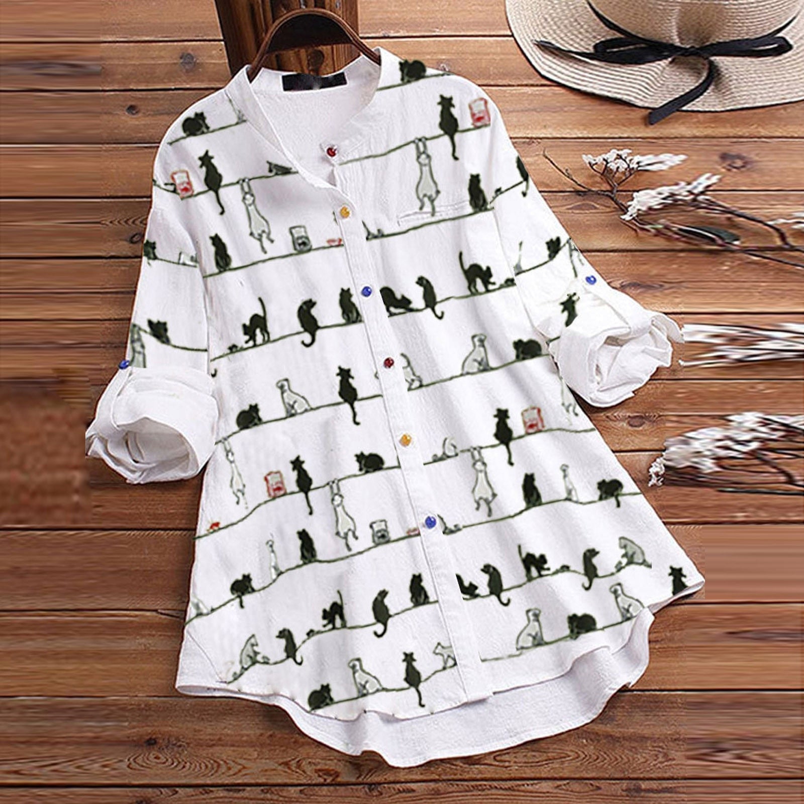 Lichte damesblouse met kattenmotief en knoopsluiting – Kaja