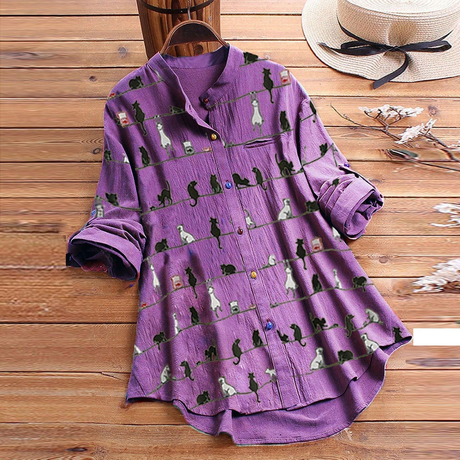 Lichte damesblouse met kattenmotief en knoopsluiting – Kaja