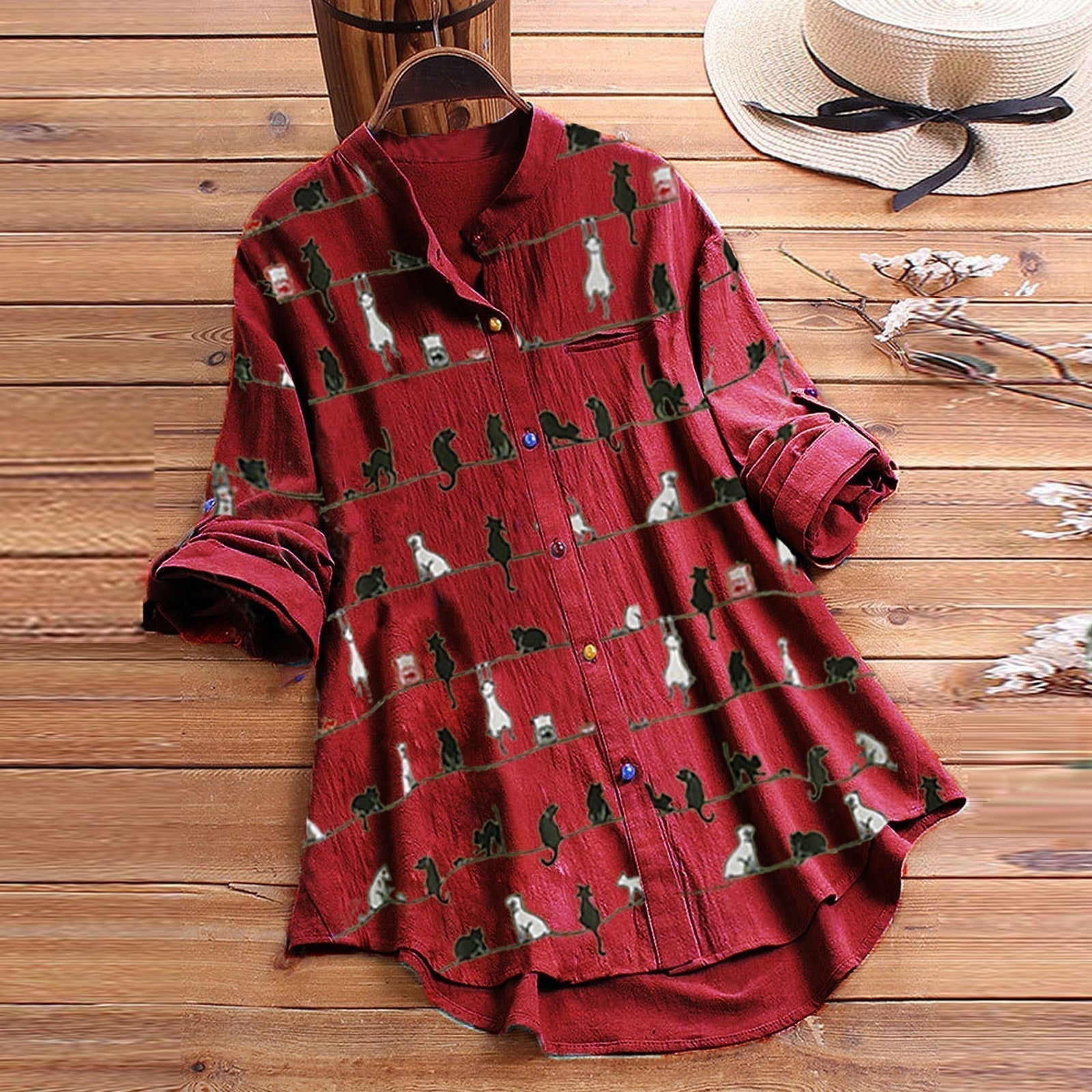 Lichte damesblouse met kattenmotief en knoopsluiting – Kaja