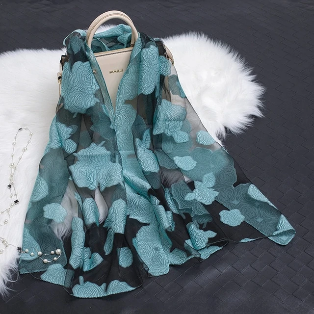 Trendige dames zijden sjaal met bloemenpatroon en uitgestanste ontwerpen – Fiora (1+1 GRATIS)