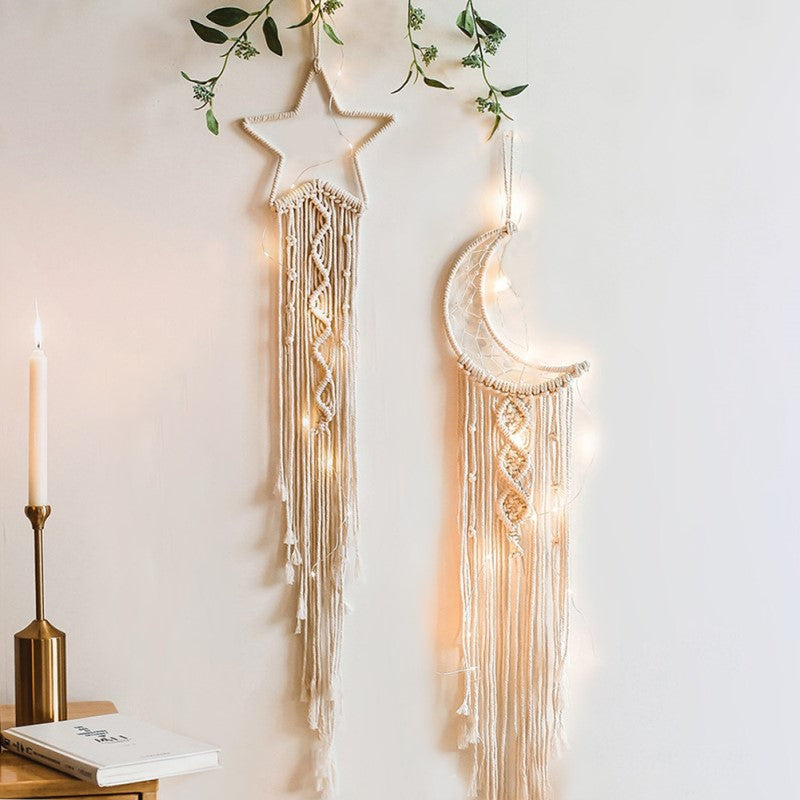 Macramé dromenvanger met lichtjes creëert een knusse boho look in je huis - Cara Camilla