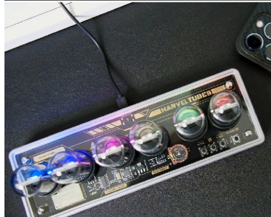 Verticale LED Nixie Tafelklok – Chronix